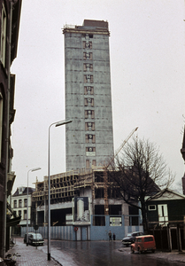 835199 Gezicht op het in aanbouw zijnde kantoorgebouw Drakenburgh (Neudeflat, Vinkenburgstraat 26) te Utrecht.